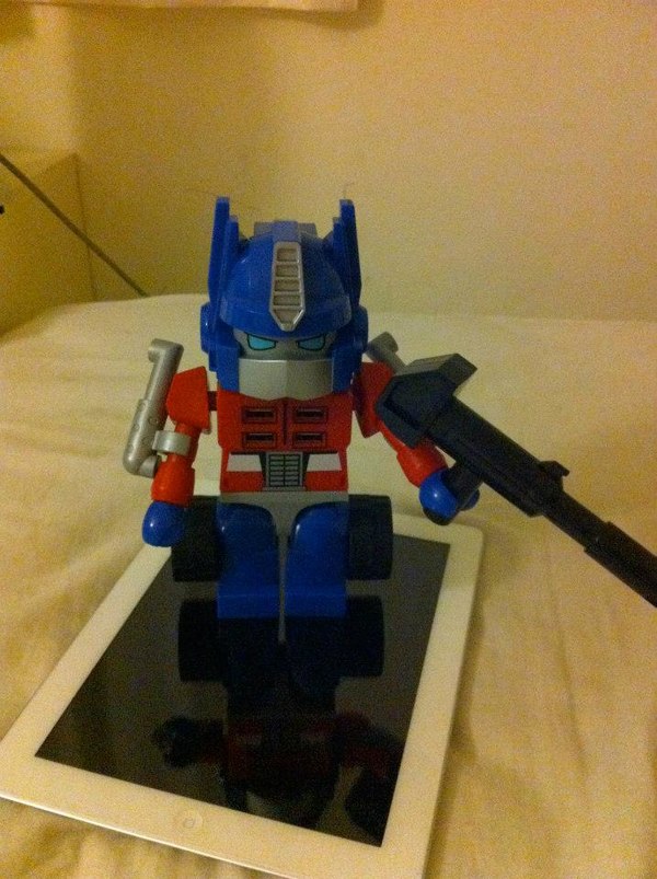 Transformes Kreon Giant Optimus Prime USB Hub Exclusive Images  (14 of 14)